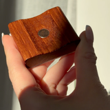 Magnetischer Schuhanzieher aus Massivholz