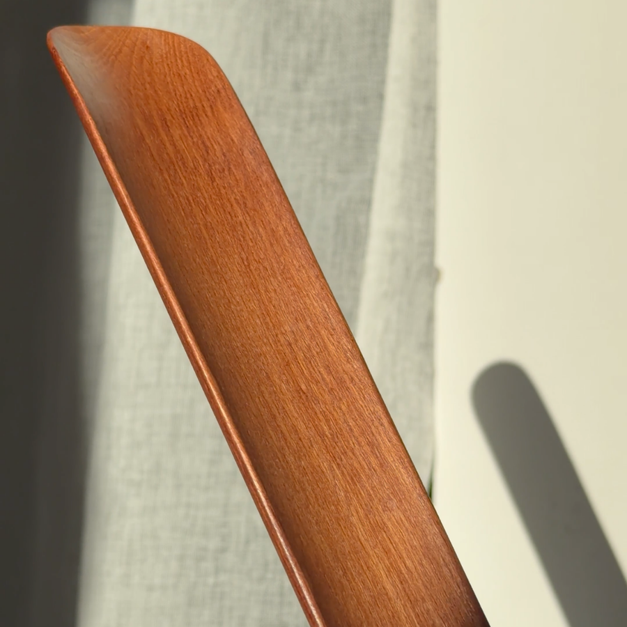 Magnetischer Schuhanzieher aus Massivholz