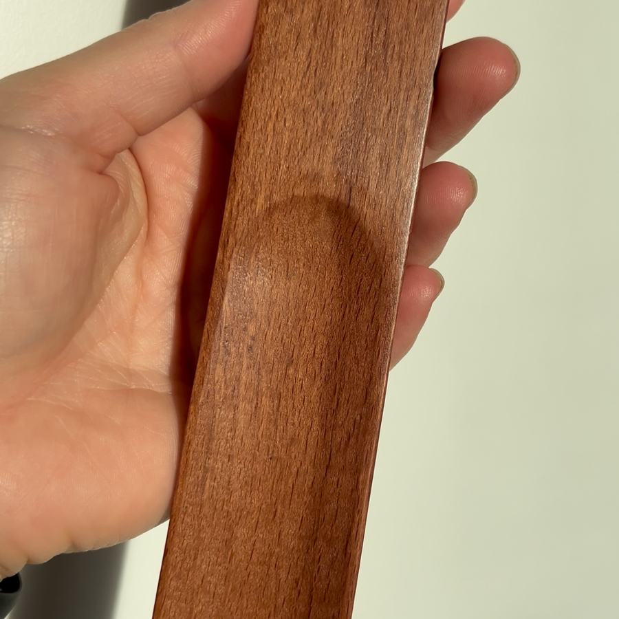 Magnetischer Schuhanzieher aus Massivholz